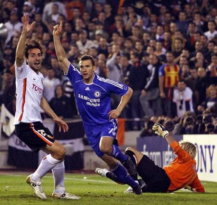 Andriy Shevchenko (Chelsea, Mitte) - Torjubel, li. reklamiert Emiliano Moretti (Valencia) - EDITORIAL USE ONLY. No use with unauthorised audio, video, data, fixture lists, club league logos or live services. Online in-match use limited to 120 images, no video emulation. No use in betting, games or single club league player publications. Fußball EC 1 Herren Champions League 2006 2007, Valencia CF - Chelsea FC London 1:2 Gruppe Valencia Freude, Fußball EC 1 Herren Champions League 2006 2007, Valencia CF - Chelsea FC London 1:2 Gruppe Valencia Freude,