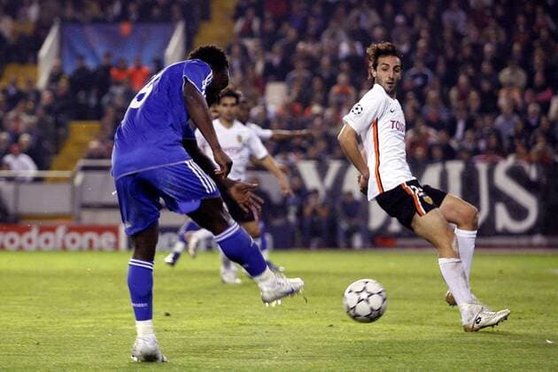 Mickael Essien (Chelsea, li.) zieht gegen Emiliano Moretti (Valencia) zum 1:2 Siegtor ab - EDITORIAL USE ONLY. No use with unauthorised audio, video, data, fixture lists, club league logos or live services. Online in-match use limited to 120 images, no video emulation. No use in betting, games or single club league player publications. Fußball EC 1 Herren Champions League 2006 2007, Valencia CF - Chelsea FC London 1:2 Gruppe Valencia Dynamik, Fußball EC 1 Herren Champions League 2006 2007, Valencia CF - Chelsea FC London 1:2 Gruppe Valencia Dynamik,