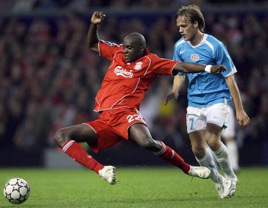 Mohamed Lamine Sissoko (Liverpool, li.) gegen Mika Väyrynen (Eindhoven) - EDITORIAL USE ONLY. No use with unauthorised audio, video, data, fixture lists, club league logos or live services. Online in-match use limited to 120 images, no video emulation. No use in betting, games or single club league player publications. Fußball EC 1 Herren Champions League 2006 2007, FC Liverpool - PSV Eindhoven 1:0 Gruppe Liverpool Dynamik, Fußball EC 1 Herren Champions League 2006 2007, FC Liverpool - PSV Eindhoven 1:0 Gruppe Liverpool Dynamik,