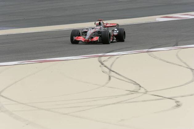 Fernando Alonso (Spanien McLaren Mercedes) in seinem Boliden Motorsport Grand Prix Herren Großer Preis von Bahrain 2007, Formel 1 Weltmeisterschaft, F1, F, GP, WM Totale Manama, Sakhir Motorsport Grand Prix Herren Großer Preis von Bahrain 2007, Formel 1 Weltmeisterschaft, F1, F, GP, WM Totale Manama, Sakhir