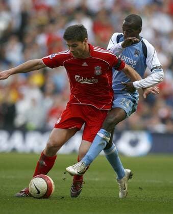 Xabi Alonso (Liverpool, li.) gegen DaMarcus Beasley (Manchester City) - EDITORIAL USE ONLY. No use with unauthorised audio, video, data, fixture lists, club league logos or live services. Online in-match use limited to 120 images, no video emulation. No use in betting, games or single club league player publications. Fußball Herren English Premier League 2006 2007, 1. Englische Liga, Manchester City - Liverpool FC 0:0 Gruppe Manchester Dynamik, Fußball Herren English Premier League 2006 2007, 1. Englische Liga, Manchester City - Liverpool FC 0:0 Gruppe Manchester Dynamik,
