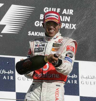 Lewis Hamilton (England McLaren Mercedes) feiert seinen zweiten Platz beim GP von Bahrain 2007 Motorsport Grand Prix Herren Großer Preis von Bahrain 2007, Formel 1 Weltmeisterschaft, F1, F, GP, WM Einzelbild Manama, Sakhir Freude, Motorsport Grand Prix Herren Großer Preis von Bahrain 2007, Formel 1 Weltmeisterschaft, F1, F, GP, WM Einzelbild Manama, Sakhir Freude,