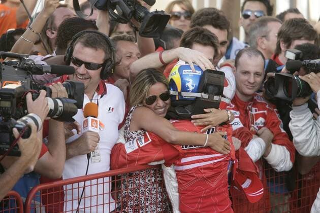 Felipe Massa (Brasilien Ferrari) jubelt mit Freundin Anna Rafaela Bassi über seinen Sieg beim GP von Bahrain 2007 Motorsport Grand Prix Herren Großer Preis von Bahrain 2007, Formel 1 Weltmeisterschaft, F1, F, GP, WM Gruppe Manama, Sakhir Freude, Begeisterung, Motorsport Grand Prix Herren Großer Preis von Bahrain 2007, Formel 1 Weltmeisterschaft, F1, F, GP, WM Gruppe Manama, Sakhir Freude, Begeisterung,