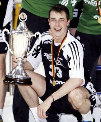 Dominik Klein (Kiel) präsentiert nach dem Gewinn des DHB Pokals 2006 2007 die Trophäe Handball 1. BL Herren DHB Pokal 2006 2007, Pokalspiel, Finale, Endspiel, THW Kiel Einzelbild Final Four, FinalFour, 4, Endrunde, Finalrunde Hamburg Freude, Handball 1. BL Herren DHB Pokal 2006 2007, Pokalspiel, Finale, Endspiel, THW Kiel Einzelbild Final Four, FinalFour, 4, Endrunde, Finalrunde Hamburg Freude,