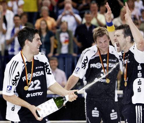 Nikola Karabatic (li.) verpaßt Stefan Lövgren (beide Kiel) nach dem Gewinn des DHB Pokals 2006 2007 eine Sektdusche Handball 1. BL Herren DHB Pokal 2006 2007, Pokalspiel, Finale, Endspiel, THW Kiel Gruppe Final Four, FinalFour, 4, Endrunde, Finalrunde Hamburg Freude, Handball 1. BL Herren DHB Pokal 2006 2007, Pokalspiel, Finale, Endspiel, THW Kiel Gruppe Final Four, FinalFour, 4, Endrunde, Finalrunde Hamburg Freude,