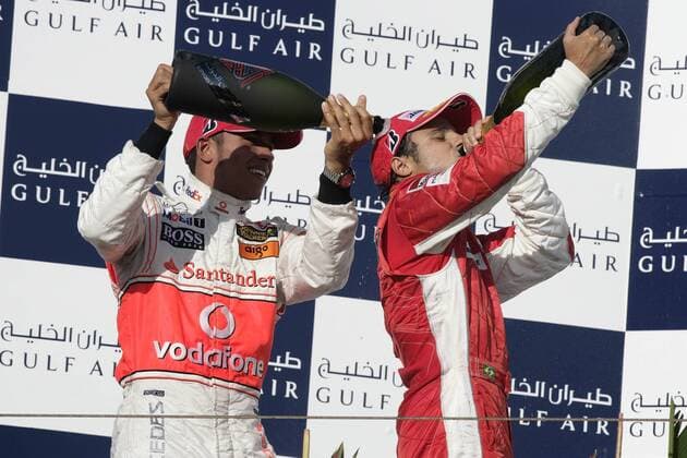 Sieger Felipe Massa (Brasilien Ferrari, Mitte) und Lewis Hamilton (England McLaren Mercedes) bei der Siegerehrung Motorsport Grand Prix Herren Großer Preis von Bahrain 2007, Formel 1 Weltmeisterschaft, F1, F, GP, WM Gruppe Manama, Sakhir Freude, Motorsport Grand Prix Herren Großer Preis von Bahrain 2007, Formel 1 Weltmeisterschaft, F1, F, GP, WM Gruppe Manama, Sakhir Freude,