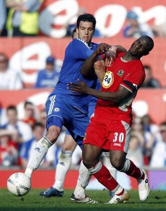 Michael Ballack (Chelsea, li.) gegen Jason Roberts (Blackburn) - EDITORIAL USE ONLY. No use with unauthorised audio, video, data, fixture lists, club league logos or live services. Online in-match use limited to 120 images, no video emulation. No use in betting, games or single club league player publications. Fußball Herren English FA Cup 2006 2007, Englischer Pokal, Pokalspiel, Halbfinale Gruppe Blackburn Dynamik, Kampf, Fußball Herren English FA Cup 2006 2007, Englischer Pokal, Pokalspiel, Halbfinale Gruppe Blackburn Dynamik, Kampf,