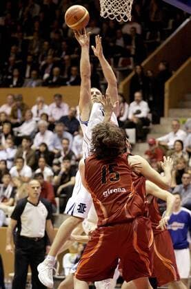 Kenan Bajramovic (Azovmash Mariupol, hi.) am Ball - (pan19905) Basketball EC 3 Herren FIBA Eurocup 2006 2007, Cup, Europacup, Europapokal, Pokal, Finale, Endspiel Gruppe Girona Dynamik, Basketball EC 3 Herren FIBA Eurocup 2006 2007, Cup, Europacup, Europapokal, Pokal, Finale, Endspiel Gruppe Girona Dynamik,