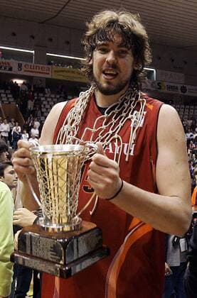 Marc Gasol (Akasvayu Girona) - Sieger im FIBA Eurocup 2007 - (pan19905) Basketball EC 3 Herren FIBA Eurocup 2006 2007, Cup, Europacup, Europapokal, Pokal, Finale, Endspiel, Einzelbild Girona, Erinnerung, Feier, Siegesfeier Freude, Basketball EC 3 Herren FIBA Eurocup 2006 2007, Cup, Europacup, Europapokal, Pokal, Finale, Endspiel, Einzelbild Girona, Erinnerung, Feier, Siegesfeier Freude,