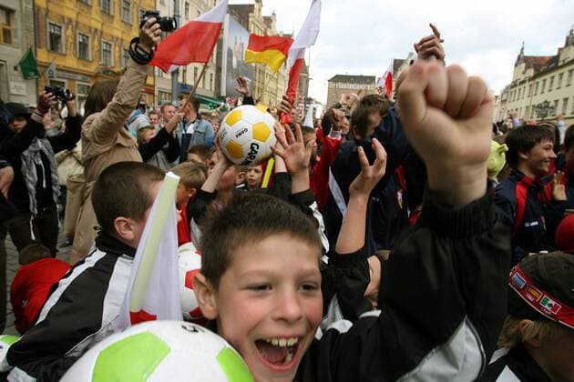 Der Ball kommt nach Polen - Polnische Fans jubeln ausgelassen über den Zuschlag für die Euro 2012 an Polen und die Ukraine - (EN00135481029) Fußball EM Herren Vorschau 2007, Euro 2012,, o0 Ausrichter, Ausrichterland Gruppe Breslau Freude, Fußball EM Herren Vorschau 2007, Euro 2012,, o0 Ausrichter, Ausrichterland Gruppe Breslau Freude,