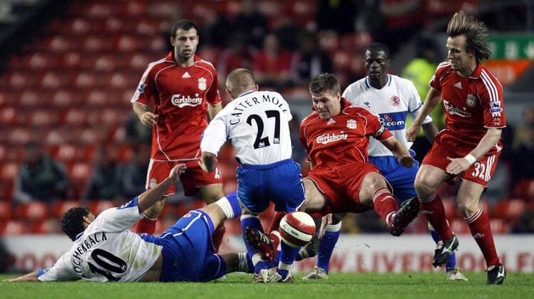 Fabio Rochemback (li.), Lee Cattermole (3.v.li.) und George Boateng (alle Middlesbrough, 2.v.re.) beim Kampf um den Ball gegen Boudewijn Zenden (re.), Steven Gerrard (3.v.re.) und Javier Mascherano (alle Liverpool) - EDITORIAL USE ONLY. No use with unauthorised audio, video, data, fixture lists, club league logos or live services. Online in-match use limited to 120 images, no video emulation. No use in betting, games or single club league player publications. Fußball Herren English Premier League 2006 2007, 1. Englische Liga, Liverpool FC - Middlesbrough FC 2:0, Vdig Gruppe Liverpool Dynamik, Fußball Herren English Premier League 2006 2007, 1. Englische Liga, Liverpool FC - Middlesbrough FC 2:0, Vdig Gruppe Liverpool Dynamik,