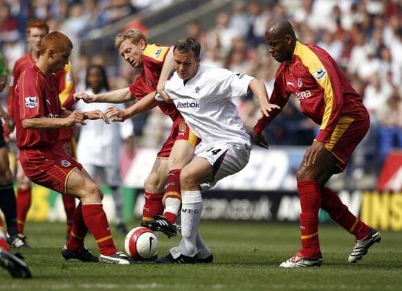 Kevin Davies (Bolton, Mitte) gegen v.l.: Steve Sidwell, Bryn Gunnarsson und Michael Duberry (alle Reading) - EDITORIAL USE ONLY. No use with unauthorised audio, video, data, fixture lists, club league logos or live services. Online in-match use limited to 120 images, no video emulation. No use in betting, games or single club league player publications. Fußball Herren English Premier League 2006 2007, 1. Englische Liga, Bolton Wanderers - Reading FC 1:3 Gruppe Bolton Dynamik, Kampf Fußball Herren English Premier League 2006 2007, 1. Englische Liga, Bolton Wanderers - Reading FC 1:3 Gruppe Bolton Dynamik, Kampf