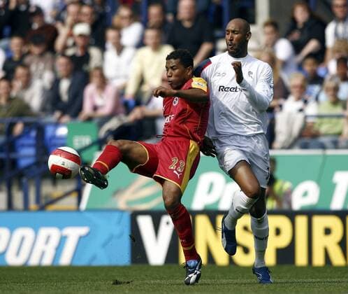 Nicolas Anelka (Bolton, re.) gegen Ulises de la Cruz (Reading) - EDITORIAL USE ONLY. No use with unauthorised audio, video, data, fixture lists, club league logos or live services. Online in-match use limited to 120 images, no video emulation. No use in betting, games or single club league player publications. Fußball Herren English Premier League 2006 2007, 1. Englische Liga, Bolton Wanderers - Reading FC 1:3 Gruppe Bolton Dynamik, Fußball Herren English Premier League 2006 2007, 1. Englische Liga, Bolton Wanderers - Reading FC 1:3 Gruppe Bolton Dynamik,