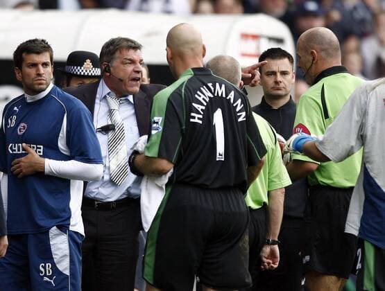 Trainer Sam Allardyce (Bolton, 2.v.l.) schimpft auf Schiedsrichter Howard Webb (re.) - EDITORIAL USE ONLY. No use with unauthorised audio, video, data, fixture lists, club league logos or live services. Online in-match use limited to 120 images, no video emulation. No use in betting, games or single club league player publications. Fußball Herren English Premier League 2006 2007, 1. Englische Liga, Bolton Wanderers Gruppe Bolton Verzweiflung, Wut, Fußball Herren English Premier League 2006 2007, 1. Englische Liga, Bolton Wanderers Gruppe Bolton Verzweiflung, Wut,