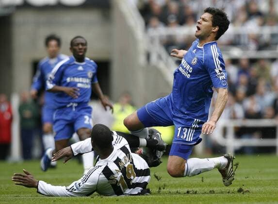 Michael Ballack (Chelsea, re.) gegen Titus Bramble (Newcastle) - EDITORIAL USE ONLY. No use with unauthorised audio, video, data, fixture lists, club league logos or live services. Online in-match use limited to 120 images, no video emulation. No use in betting, games or single club league player publications. Fußball Herren English Premier League 2006 2007, 1. Englische Liga, Newcastle United - Chelsea FC London 0:0 Gruppe Newcastle Dynamik, Kampf, Fußball Herren English Premier League 2006 2007, 1. Englische Liga, Newcastle United - Chelsea FC London 0:0 Gruppe Newcastle Dynamik, Kampf,
