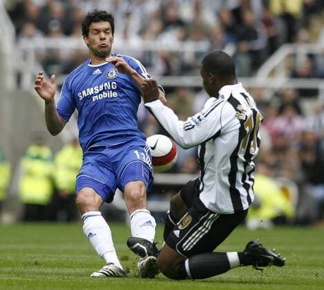 Michael Ballack (Chelsea, li.) gegen Titus Bramble (Newcastle) - EDITORIAL USE ONLY. No use with unauthorised audio, video, data, fixture lists, club league logos or live services. Online in-match use limited to 120 images, no video emulation. No use in betting, games or single club league player publications. Fußball Herren English Premier League 2006 2007, 1. Englische Liga, Newcastle United - Chelsea FC London 0:0 Gruppe Newcastle Dynamik, Kampf, Fußball Herren English Premier League 2006 2007, 1. Englische Liga, Newcastle United - Chelsea FC London 0:0 Gruppe Newcastle Dynamik, Kampf,