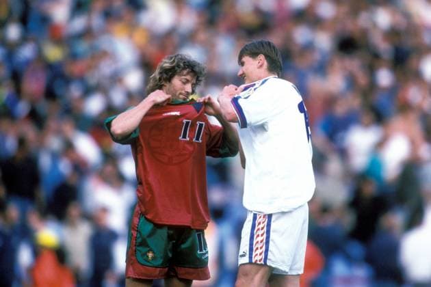 Jorge Cadete (Portugal, li.) und Lubos Kubik (Tschechien) - Trikottausch Fußball Länderspiel Herren EM 1996, Nationalmannschaft, Nationaltrikot, Viertelfinale, Tschechien - Portugal 1:0, Vdia Gruppe Birmingham Fußball Länderspiel Herren EM 1996, Nationalmannschaft, Nationaltrikot, Viertelfinale, Tschechien - Portugal 1:0, Vdia Gruppe Birmingham