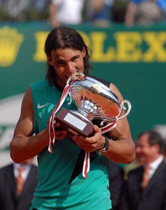 Rafael Nadal (Spanien) prüft nach dem Gewinn des Finales der Monte Carlo Open 2007 seinen Pokal auf Echtheit Tennis Herren Monte Carlo Open 2007, Masters Series, ATP Tour, Finale, Endspiel Einzelbild Monte Carlo Freude, Tennis Herren Monte Carlo Open 2007, Masters Series, ATP Tour, Finale, Endspiel Einzelbild Monte Carlo Freude,