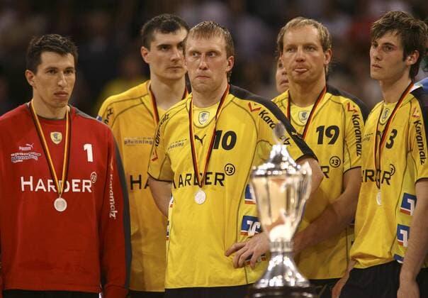 Kronau enttäuscht nach der Niederlage im DHB Pokalfinale 2006 2007, v.li.: Torwart Slawomir Szmal, Oleg Velyky, Andrei Siniak und Uwe Gensheimer Handball 1. BL Herren DHB Pokal 2006 2007, Pokalspiel, Finale, Endspiel, SG Kronau Östringen Gruppe Final Four, FinalFour, 4, Endrunde, Finalrunde Hamburg o0 Pokalfinale, Pokalendspiel Handball 1. BL Herren DHB Pokal 2006 2007, Pokalspiel, Finale, Endspiel, SG Kronau Östringen Gruppe Final Four, FinalFour, 4, Endrunde, Finalrunde Hamburg o0 Pokalfinale, Pokalendspiel
