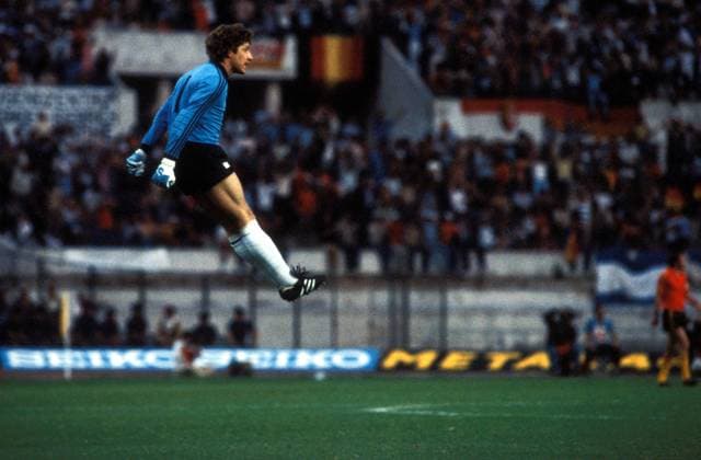 Torwart Harald Schumacher (BR Deutschland) versucht, sich warm zu halten Fußball Herren EM 1980, Nationalmannschaft, Nationaltrikot, BRD, Vdia Einzelbild Finale Endspiel Rom Höhe, Fußball Herren EM 1980, Nationalmannschaft, Nationaltrikot, BRD, Vdia Einzelbild Finale Endspiel Rom Höhe,