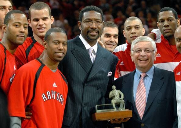 Headcoach Sam Mitchell (Toronto Raptors, Mitte) erhält von NBA Commissioner David Stern (USA, re.) die Red Auerbach Trophy als Coach of the Year 2006 2007 - (TOR2007042411) Basketball Herren NBA 2006 2007, Toronto Raptors (Kanada), Playoffs, Playoff, Play Offs, Off, Funktionär, Vorstand, Gruppe Toronto, Chef, Ligachef, Boss, Ligaboss, Präsident Freude, Basketball Herren NBA 2006 2007, Toronto Raptors (Kanada), Playoffs, Playoff, Play Offs, Off, Funktionär, Vorstand, Gruppe Toronto, Chef, Ligachef, Boss, Ligaboss, Präsident Freude,