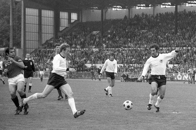 Gerd Müller (re.) und Hans Georg Schwarzenbeck (beide BR Deutschland, Mitte) am Ball Fußball Länderspiel Herren EM 1972, Nationalmannschaft, Nationaltrikot, BRD - SU 3:0, Finale Endspiel, Vneg Vsw Gruppe Brüssel Dynamik, Fußball Länderspiel Herren EM 1972, Nationalmannschaft, Nationaltrikot, BRD - SU 3:0, Finale Endspiel, Vneg Vsw Gruppe Brüssel Dynamik,