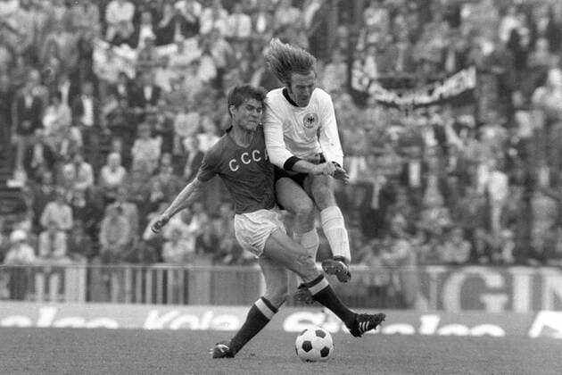 Günter Netzer (BR Deutschland, re.) gegen Vladimir Troshkine (Sowjetunion) Fußball Länderspiel Herren EM 1972, Nationalmannschaft, Nationaltrikot, BRD - SU 3:0, Finale Endspiel, Vneg Vsw Gruppe Brüssel Dynamik, Kampf, Fußball Länderspiel Herren EM 1972, Nationalmannschaft, Nationaltrikot, BRD - SU 3:0, Finale Endspiel, Vneg Vsw Gruppe Brüssel Dynamik, Kampf,