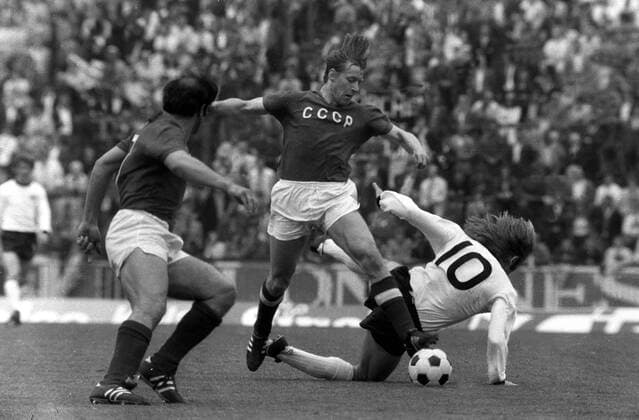 Günter Netzer (BR Deutschland, re.) kommt zu Fall Fußball Länderspiel Herren EM 1972, Nationalmannschaft, Nationaltrikot, BRD - SU 3:0, Finale Endspiel, Sowjetunion, Vneg Vsw Gruppe Brüssel Dynamik, Kampf, Fußball Länderspiel Herren EM 1972, Nationalmannschaft, Nationaltrikot, BRD - SU 3:0, Finale Endspiel, Sowjetunion, Vneg Vsw Gruppe Brüssel Dynamik, Kampf,