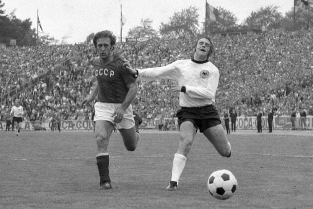 Erwin Kremers (BR Deutschland, re.) gegen Revaz Dzodzuashvili (Sowjetunion) Fußball Länderspiel Herren EM 1972, Nationalmannschaft, Nationaltrikot, BRD - SU 3:0, Finale Endspiel, Sowjetunion, Vneg Vsw Gruppe Brüssel Dynamik, Fußball Länderspiel Herren EM 1972, Nationalmannschaft, Nationaltrikot, BRD - SU 3:0, Finale Endspiel, Sowjetunion, Vneg Vsw Gruppe Brüssel Dynamik,