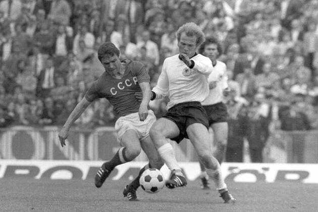 Uli Hoeneß (BR Deutschland, re.) im Duell Fußball Länderspiel Herren EM 1972, Nationalmannschaft, Nationaltrikot, BRD - SU 3:0, Finale Endspiel, Sowjetunion, Vneg Vsw Gruppe Brüssel Dynamik, Fußball Länderspiel Herren EM 1972, Nationalmannschaft, Nationaltrikot, BRD - SU 3:0, Finale Endspiel, Sowjetunion, Vneg Vsw Gruppe Brüssel Dynamik,
