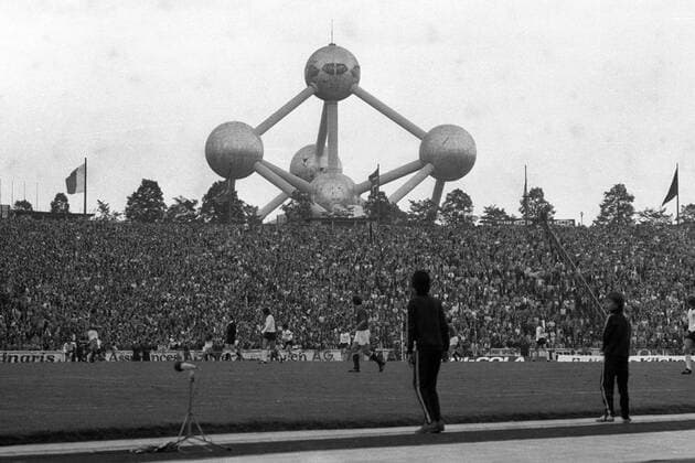 Balljungen am Spielfeldrand des ausverkauften Heyselstadions zum EM Finale 1972 Fußball Länderspiel Herren EM 1972, Nationalmannschaft, Nationaltrikot, BRD - SU 3:0, Finale Endspiel, Sowjetunion, Vneg Vsw Totale Heyselstadion Heysel Stadion Brüssel Fußball Länderspiel Herren EM 1972, Nationalmannschaft, Nationaltrikot, BRD - SU 3:0, Finale Endspiel, Sowjetunion, Vneg Vsw Totale Heyselstadion Heysel Stadion Brüssel