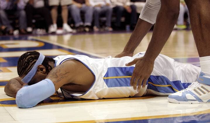Carmelo Anthony (Denver Nuggets) enttäuscht am Boden - (den2007042813) Basketball Herren NBA 2006 2007, Playoffs, Playoff, Play Offs, Off Einzelbild Denver Enttäuschung, Verzweiflung, Basketball Herren NBA 2006 2007, Playoffs, Playoff, Play Offs, Off Einzelbild Denver Enttäuschung, Verzweiflung,