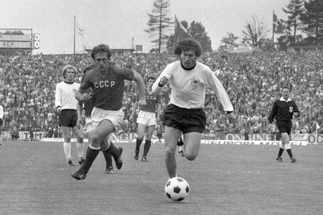 Paul Breitner (BR Deutschland, re.) gegen Revaz Dzodzuashvili (UdSSR) Fußball Länderspiel Herren EM 1972, Nationalmannschaft, Nationaltrikot, BRD - SU 3:0, UdSSR, Finale Endspiel Vneg Vsw Gruppe Brüssel Dynamik, Fußball Länderspiel Herren EM 1972, Nationalmannschaft, Nationaltrikot, BRD - SU 3:0, UdSSR, Finale Endspiel Vneg Vsw Gruppe Brüssel Dynamik,