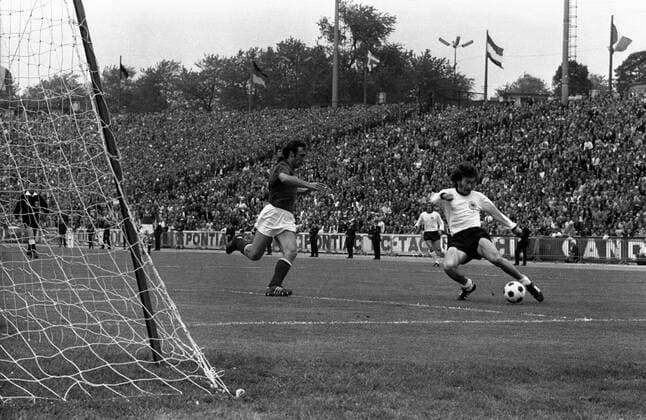 Paul Breitner (BR Deutschland, re.) gegen Revaz Dzodzuashvili (UdSSR) Fußball Länderspiel Herren EM 1972, Nationalmannschaft, Nationaltrikot, BRD - SU 3:0, UdSSR, Finale Endspiel Vneg Vsw Gruppe Brüssel Dynamik, Fußball Länderspiel Herren EM 1972, Nationalmannschaft, Nationaltrikot, BRD - SU 3:0, UdSSR, Finale Endspiel Vneg Vsw Gruppe Brüssel Dynamik,