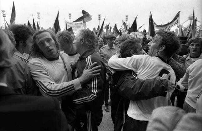 Europameister 1972 BR Deutschland v.li.: Günter Netzer, Co Trainer Jupp Derwall, Mannschaftsarzt Hannes Schoberth und Horst Dieter Höttges - Siegesjubel vor dem Fahnenmeer Fußball Länderspiel Herren EM 1972, Nationalmannschaft, Nationaltrikot, BRD, Finale Endspiel Vneg Vsw Gruppe Brüssel Freude, Begeisterung, Fußball Länderspiel Herren EM 1972, Nationalmannschaft, Nationaltrikot, BRD, Finale Endspiel Vneg Vsw Gruppe Brüssel Freude, Begeisterung,