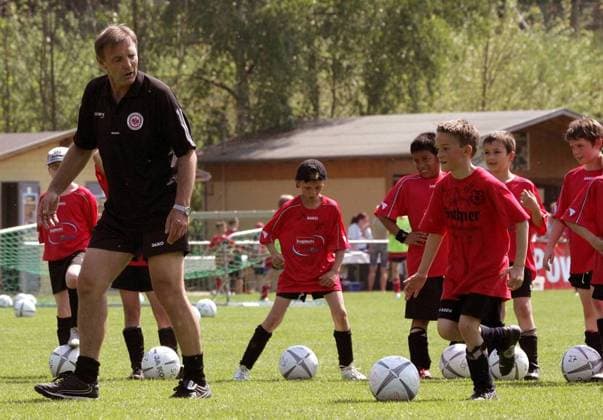 Karl Heinz Körbel (Jugendtrainer Eintracht Frankfurt) mit der Frankfurter Fußballschule beim TSV Lengfeld in Würzburg Fußball 1. BL Herren Fußballschule Eintracht Frankfurt 2007, Kinderfußball, Jugendfußball, Nachwuchsfußball, Jugend, Gruppe Würzburg, Training Fußball 1. BL Herren Fußballschule Eintracht Frankfurt 2007, Kinderfußball, Jugendfußball, Nachwuchsfußball, Jugend, Gruppe Würzburg, Training