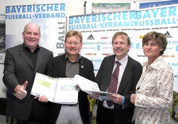 Präsentation der Stadt Augsburg als Spielort für die Frauen WM 2011, v.li. Manager Siegfried Dietrich (1. FFC Frankfurt), Augsburgs Oberbürgermeister Dr. Paul Wengert (SPD), BFV Präsident Dr. Rainer Koch und Karin Danner (FC Bayern München) Fußball Damen Vorschau 2007, Frauen WM 2011, Frauenfußball, Bewerbung, bewerben, Kandidatur Gruppe Landesfußballverband, Landesverband Augsburg, Bayerischer Fußballverband Fußball Damen Vorschau 2007, Frauen WM 2011, Frauenfußball, Bewerbung, bewerben, Kandidatur Gruppe Landesfußballverband, Landesverband Augsburg, Bayerischer Fußballverband