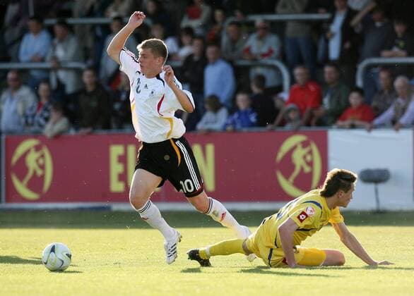 Dmytro Niemchaninov (Ukraine U17, re.) gegen Toni Kroos (Deutschland U17) Fußball Länderspiel Herren U 17 Europameisterschaft 2007, Nationalteam, Nationaltrikot, Deutschland - Ukraine 2:0 Gruppe o0 Nachwuchs, Jugend, Junioren, Eupen Fußball Länderspiel Herren U 17 Europameisterschaft 2007, Nationalteam, Nationaltrikot, Deutschland - Ukraine 2:0 Gruppe o0 Nachwuchs, Jugend, Junioren, Eupen