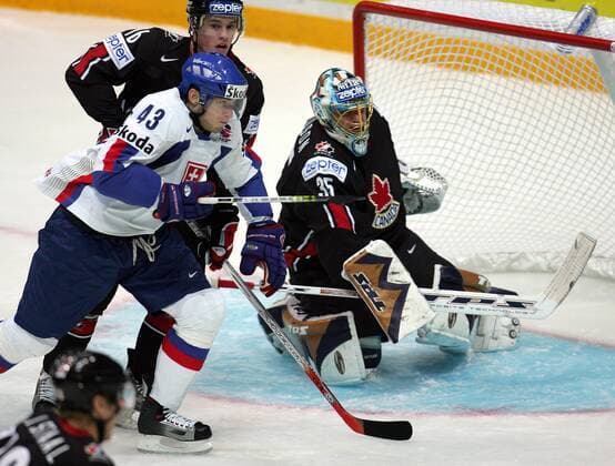Tomas Surovy (Slowakei, li.) gegen Torwart Dwayne Roloson (Kanada) - Eishockey WM Herren WM 2007, Länderspiel, Nationalmannschaft, Nationaltrikot, Kanada - Slowakei 5:4 Gruppe Mytischi, Moskau Dynamik, Eishockey WM Herren WM 2007, Länderspiel, Nationalmannschaft, Nationaltrikot, Kanada - Slowakei 5:4 Gruppe Mytischi, Moskau Dynamik,