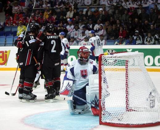 Torwart Jaroslav Halak (Slowakei) enttäuscht, während Kanada jubelt - Eishockey WM Herren WM 2007, Länderspiel, Nationalmannschaft, Nationaltrikot, Kanada - Slowakei 5:4 Gruppe Mytischi, Moskau Enttäuschung, Freude, Eishockey WM Herren WM 2007, Länderspiel, Nationalmannschaft, Nationaltrikot, Kanada - Slowakei 5:4 Gruppe Mytischi, Moskau Enttäuschung, Freude,