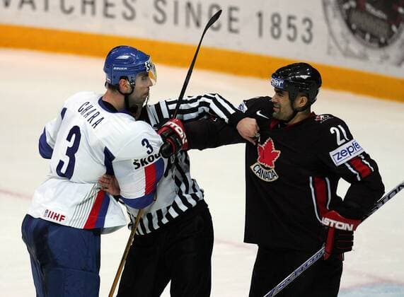Zdeno Chara (Slowakei, li.) und Jamal Mayers (Kanada) geraten aneinander, so dass der Schiedsrichter eingreifen muss - Eishockey WM Herren WM 2007, Länderspiel, Nationalmannschaft, Nationaltrikot, Kanada - Slowakei 5:4 Gruppe Mytischi, Moskau Spannung, Eishockey WM Herren WM 2007, Länderspiel, Nationalmannschaft, Nationaltrikot, Kanada - Slowakei 5:4 Gruppe Mytischi, Moskau Spannung,
