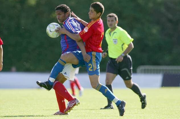 Vincent Acapandie (Frankreich U 17, li.) gegen Moises Jimenez Nieto (Spanien U 17) - (pan20090) Fußball EM Herren U17 Europameisterschaft, U 17, Nachwuchs, Jugend, Junioren, Länderspiel, Nationalmannschaft Gruppe Bielmont 2007 Dynamik, Fußball EM Herren U17 Europameisterschaft, U 17, Nachwuchs, Jugend, Junioren, Länderspiel, Nationalmannschaft Gruppe Bielmont 2007 Dynamik,
