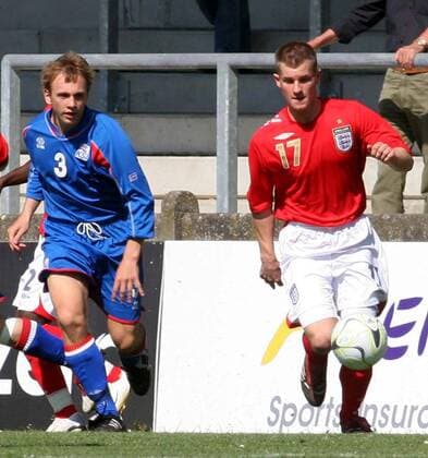 Jonathan Franks (England U17, re.) gegen Kristinn Jonsson (Island U17) - Fußball EM Herren U 17 Europameisterschaft 2007, U17, Nachwuchs, Jugend, Junioren, Länderspiel, Nationalteam, Vdig Gruppe Nationaltrikot Island - England 0:2 Ronse Dynamik, Fußball EM Herren U 17 Europameisterschaft 2007, U17, Nachwuchs, Jugend, Junioren, Länderspiel, Nationalteam, Vdig Gruppe Nationaltrikot Island - England 0:2 Ronse Dynamik,