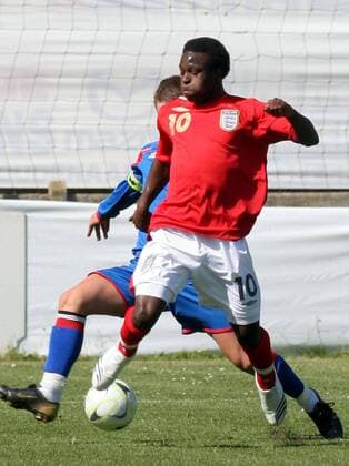 Victor Moses (England U17) im Duell - Fußball EM Herren U 17 Europameisterschaft 2007, U17, Nachwuchs, Jugend, Junioren, Länderspiel, Nationalteam, Vdig Gruppe Nationaltrikot Ronse Dynamik, Fußball EM Herren U 17 Europameisterschaft 2007, U17, Nachwuchs, Jugend, Junioren, Länderspiel, Nationalteam, Vdig Gruppe Nationaltrikot Ronse Dynamik,