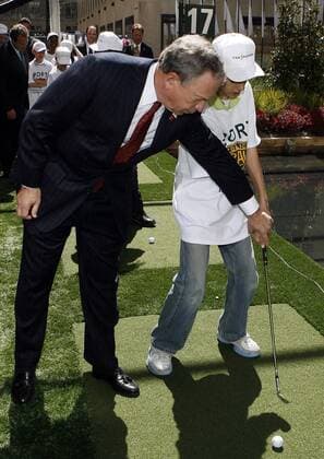 New Yorks Bürgermeister Michael Bloomberg (USA) bei einer Promotionaktion im Rockefeller Center zur Players Championship mit Golfkindern an der Nachbildung von Loch 17. des TPC Sawgrass Stadium Courses- (NYP20070503108) Golf Herren UBS Golf Challenge 2007, PGA Tour, THE PLAYERS Championship, Pressetermin, Vdig Gruppe New York, NY, N.Y. Golf Herren UBS Golf Challenge 2007, PGA Tour, THE PLAYERS Championship, Pressetermin, Vdig Gruppe New York, NY, N.Y.