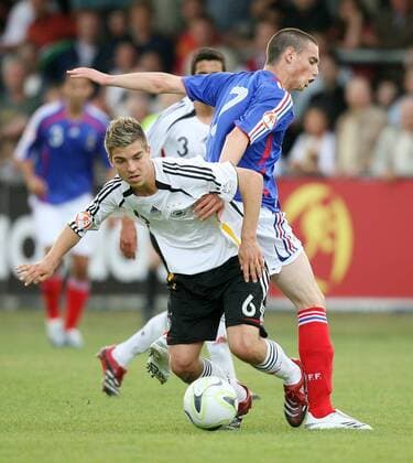 Kevin Wolze (Deutschland U17, li.) gegen Damien Le Tallec (Frankreich U17) Fußball EM Herren U 17 Europameisterschaft 2007, Nationalteam, Nationaltrikot, Nachwuchs, Jugend, Junioren Länderspiel Gruppe Frankreich - Deutschland 2:1 Eupen Dynamik, Fußball EM Herren U 17 Europameisterschaft 2007, Nationalteam, Nationaltrikot, Nachwuchs, Jugend, Junioren Länderspiel Gruppe Frankreich - Deutschland 2:1 Eupen Dynamik,