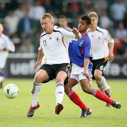 Marvin Knoll (Deutschland U17, li.) gegen Yann M Vila (Frankreich U17) Fußball EM Herren U 17 Europameisterschaft 2007, Nationalteam, Nationaltrikot, Nachwuchs, Jugend, Junioren Länderspiel Gruppe Frankreich - Deutschland 2:1 Eupen Dynamik, Fußball EM Herren U 17 Europameisterschaft 2007, Nationalteam, Nationaltrikot, Nachwuchs, Jugend, Junioren Länderspiel Gruppe Frankreich - Deutschland 2:1 Eupen Dynamik,