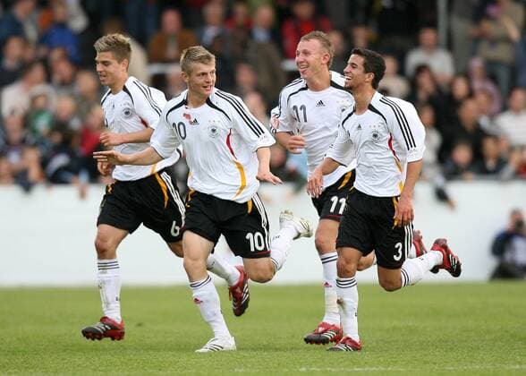Torjubel Deutschland U17, v.li.: Kevin Wolze, Toni Kroos, Marvin Knoll und Nils Teixeira Fußball EM Herren U 17 Europameisterschaft 2007, Nationalteam, Nationaltrikot, Nachwuchs, Jugend, Junioren Länderspiel Gruppe Eupen Dynamik, Freude, Fußball EM Herren U 17 Europameisterschaft 2007, Nationalteam, Nationaltrikot, Nachwuchs, Jugend, Junioren Länderspiel Gruppe Eupen Dynamik, Freude,
