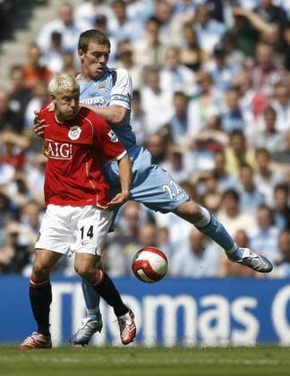 Alan Smith (Manchester United, li.) gegen Richard Dunne (Manchester City) - EDITORIAL USE ONLY. No use with unauthorised audio, video, data, fixture lists, club league logos or live services. Online in-match use limited to 120 images, no video emulation. No use in betting, games or single club league player publications. Fußball Herren English Premier League 2006 2007, 1. Englische Liga, Manchester City - Manchester United 0:1, ManU Gruppe Derby, Lokalderby, Stadtderby, Ortsderby Manchester Dynamik, Fußball Herren English Premier League 2006 2007, 1. Englische Liga, Manchester City - Manchester United 0:1, ManU Gruppe Derby, Lokalderby, Stadtderby, Ortsderby Manchester Dynamik,