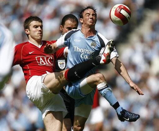 Michael Carrick (Manchester United, li.) gegen Stephen Ireland (Manchester City) - EDITORIAL USE ONLY. No use with unauthorised audio, video, data, fixture lists, club league logos or live services. Online in-match use limited to 120 images, no video emulation. No use in betting, games or single club league player publications. Fußball Herren English Premier League 2006 2007, 1. Englische Liga, Manchester City - Manchester United 0:1, ManU Gruppe Derby, Lokalderby, Stadtderby, Ortsderby Manchester Kampf, Fußball Herren English Premier League 2006 2007, 1. Englische Liga, Manchester City - Manchester United 0:1, ManU Gruppe Derby, Lokalderby, Stadtderby, Ortsderby Manchester Kampf,